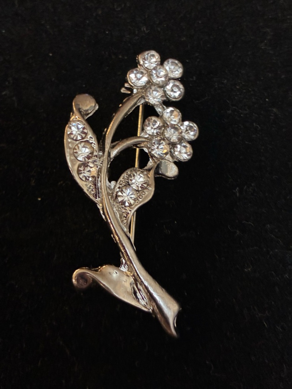 VINTAGE EUC FLOWER BROOCH SILVER TONE W/ RHINESTONES - Picture 6 of 6